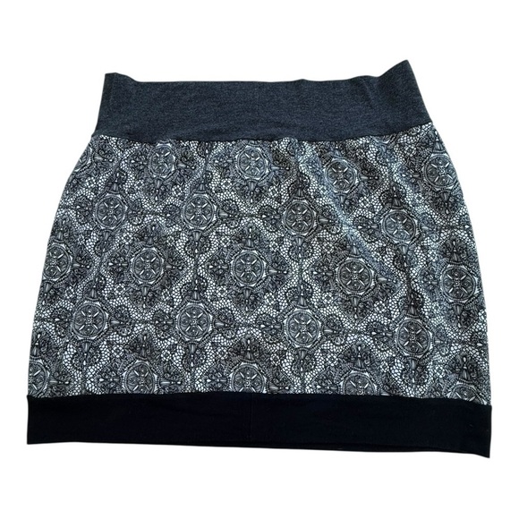 Black & White Lace Print Pattern Skirt - Size XL - Picture 2 of 6